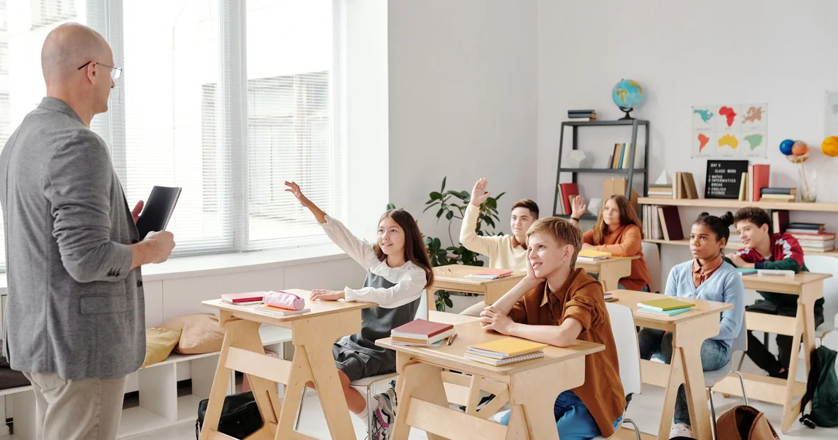 Selbstbewusstsein stärken im Schulalltag: Buchtipps für Lehrkräfte