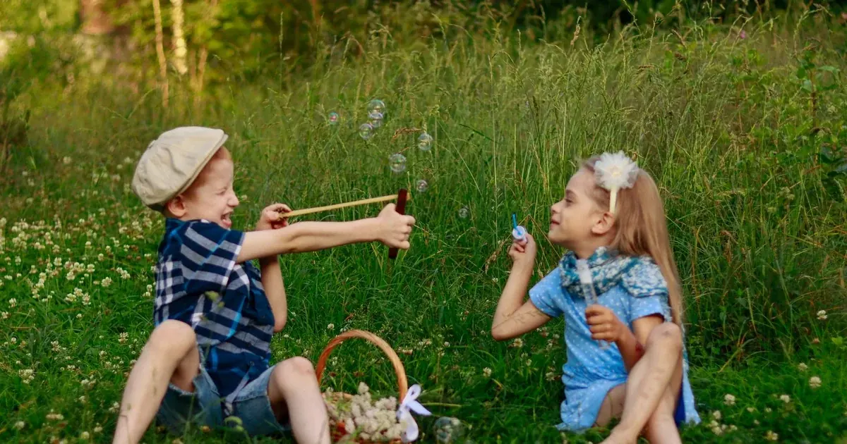 Soziale Kompetenz bei Kindern: 8 Übungen für Freundschaften